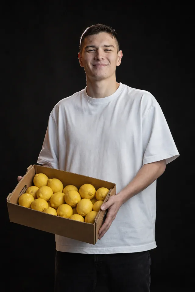 Николай с коробкой лимонов